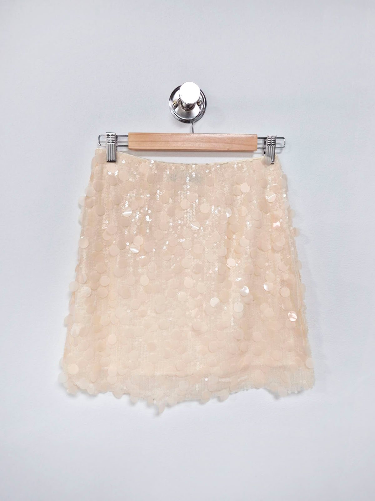 Pollera beige con lentejuelas y borde festoneado irregular