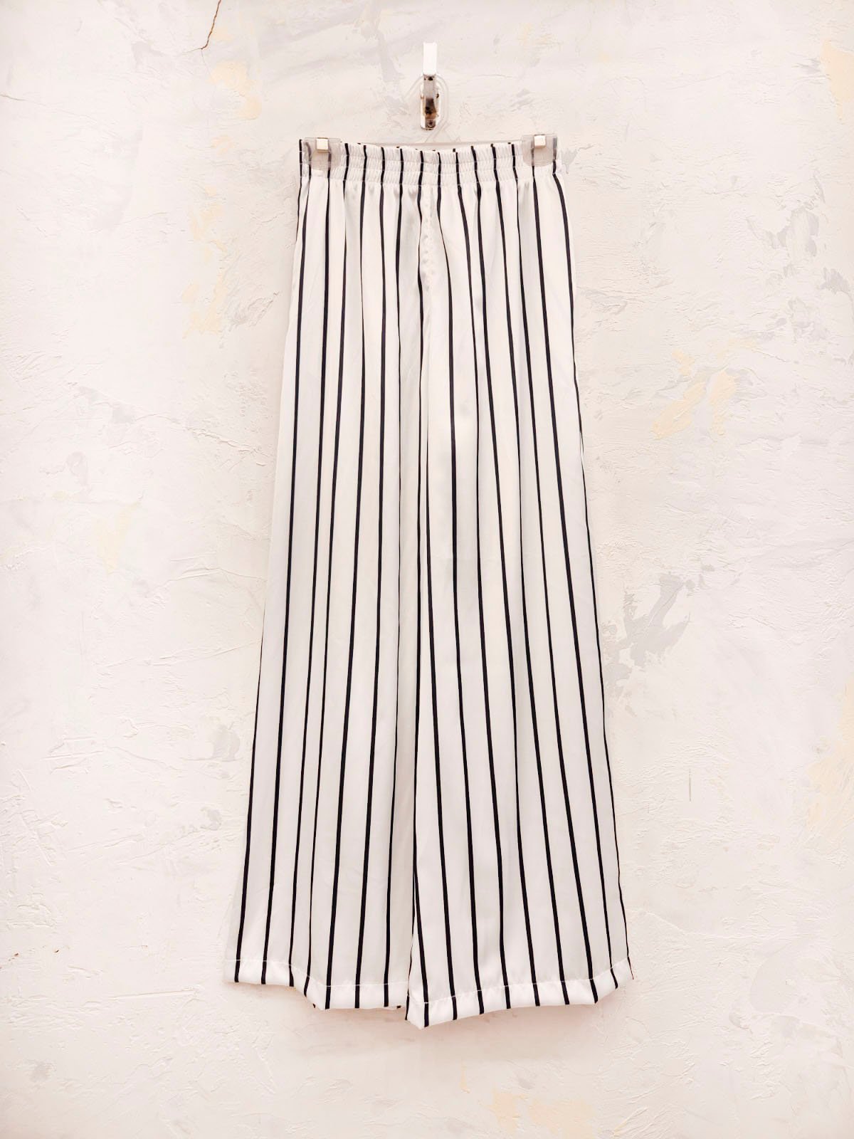 Pantalón maxi a rayas blanco y negro con cintura elástica