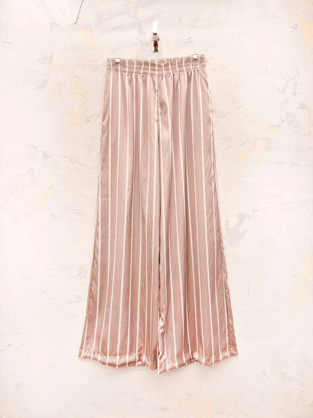 Pantalón palazzo maxi rosa con rayas blancas verticales y cintura elástica
