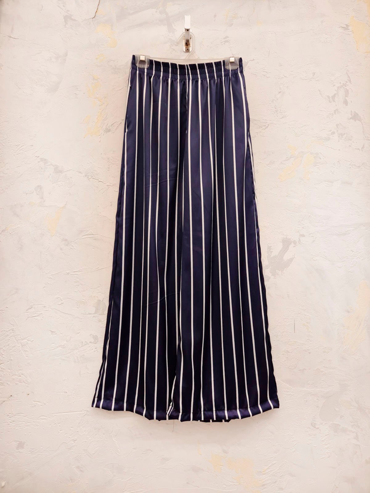 Pantalón palazzo navy con rayas blancas verticales y cintura elástica