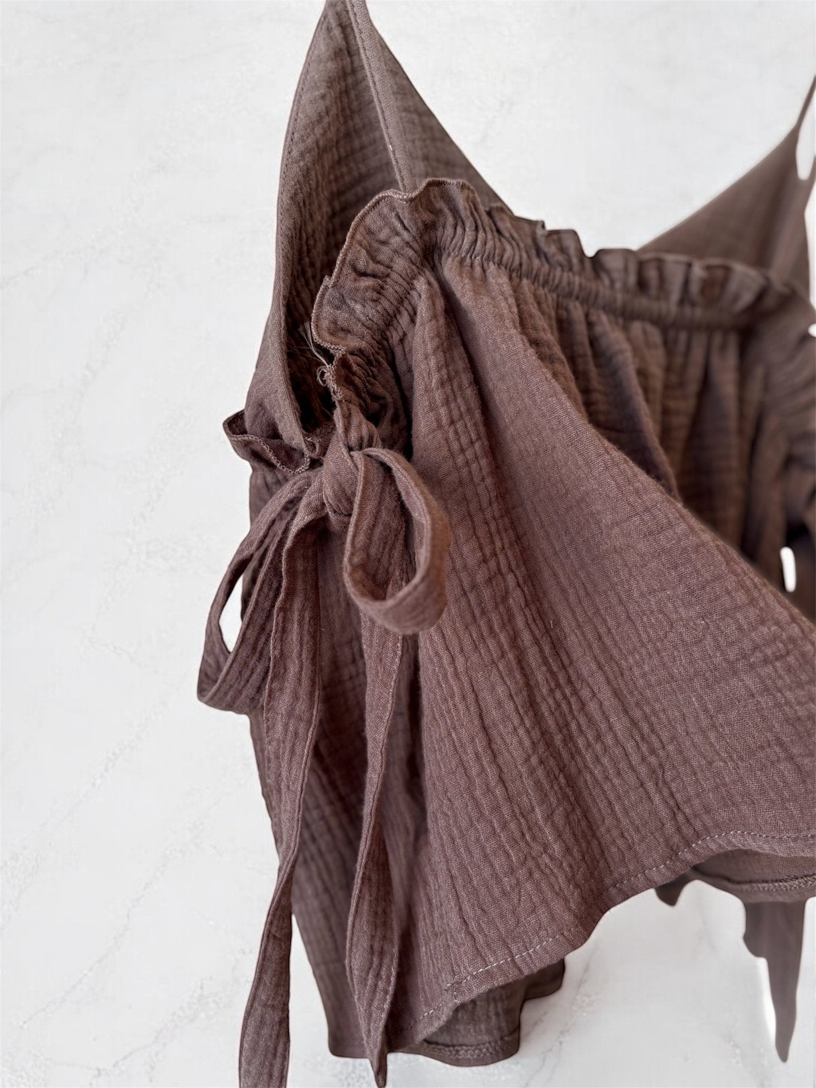 Musculosa marrón de algodón con escote redondo y mangas fruncidas