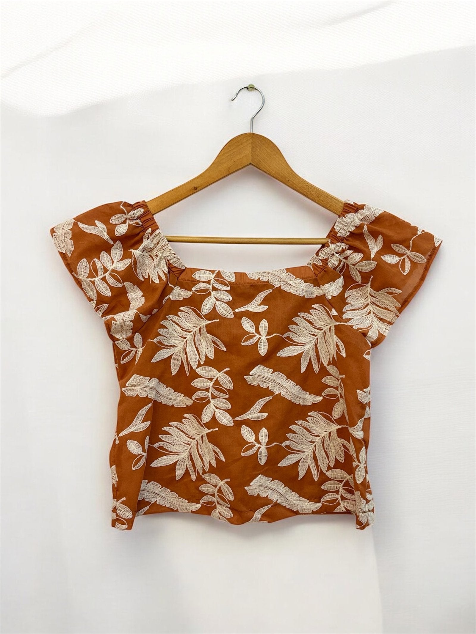 Blusa Matilda marrón con estampado floral beige y manga corta