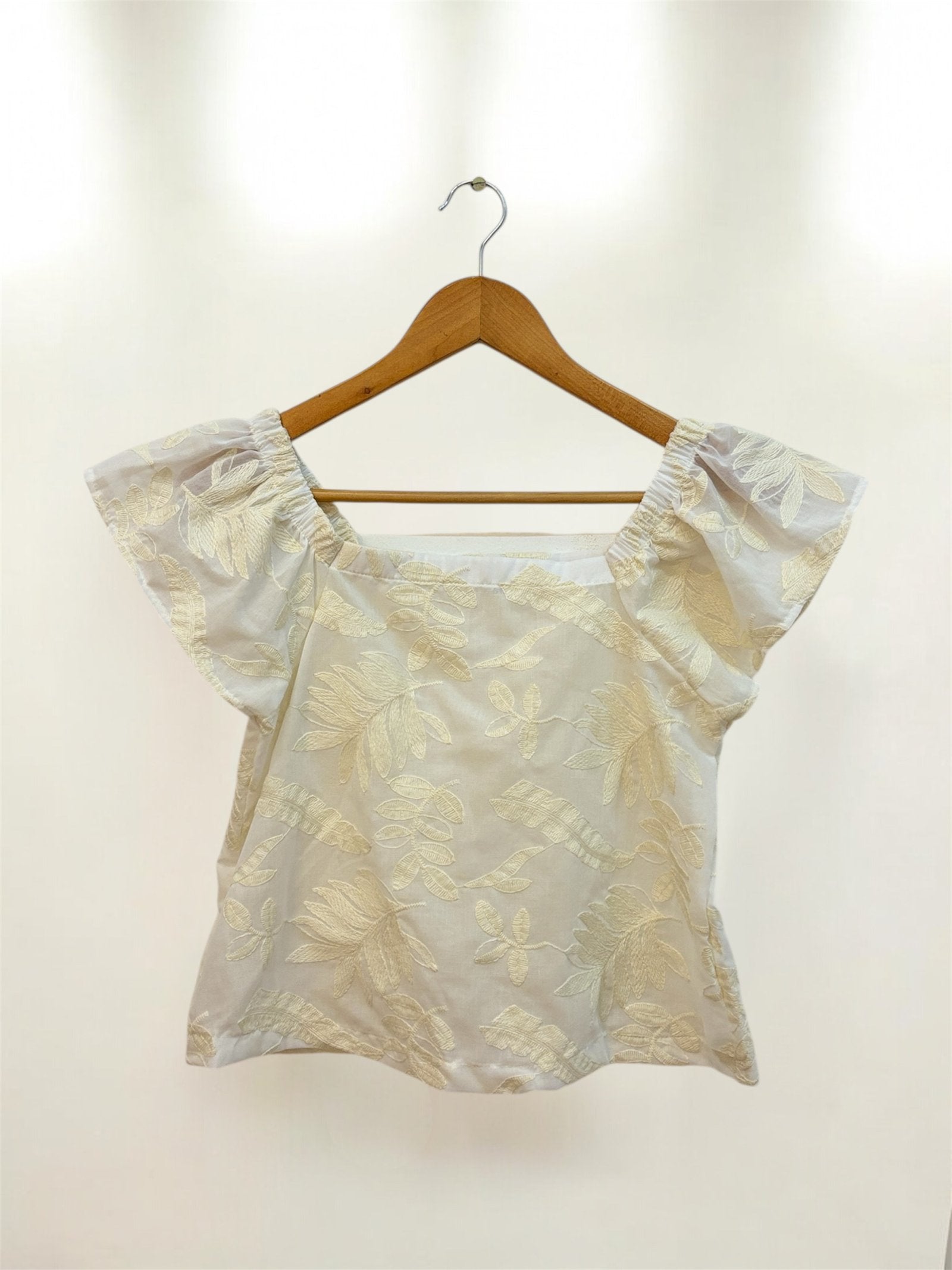 Blusa Matilda color crema con estampado floral y manga volante