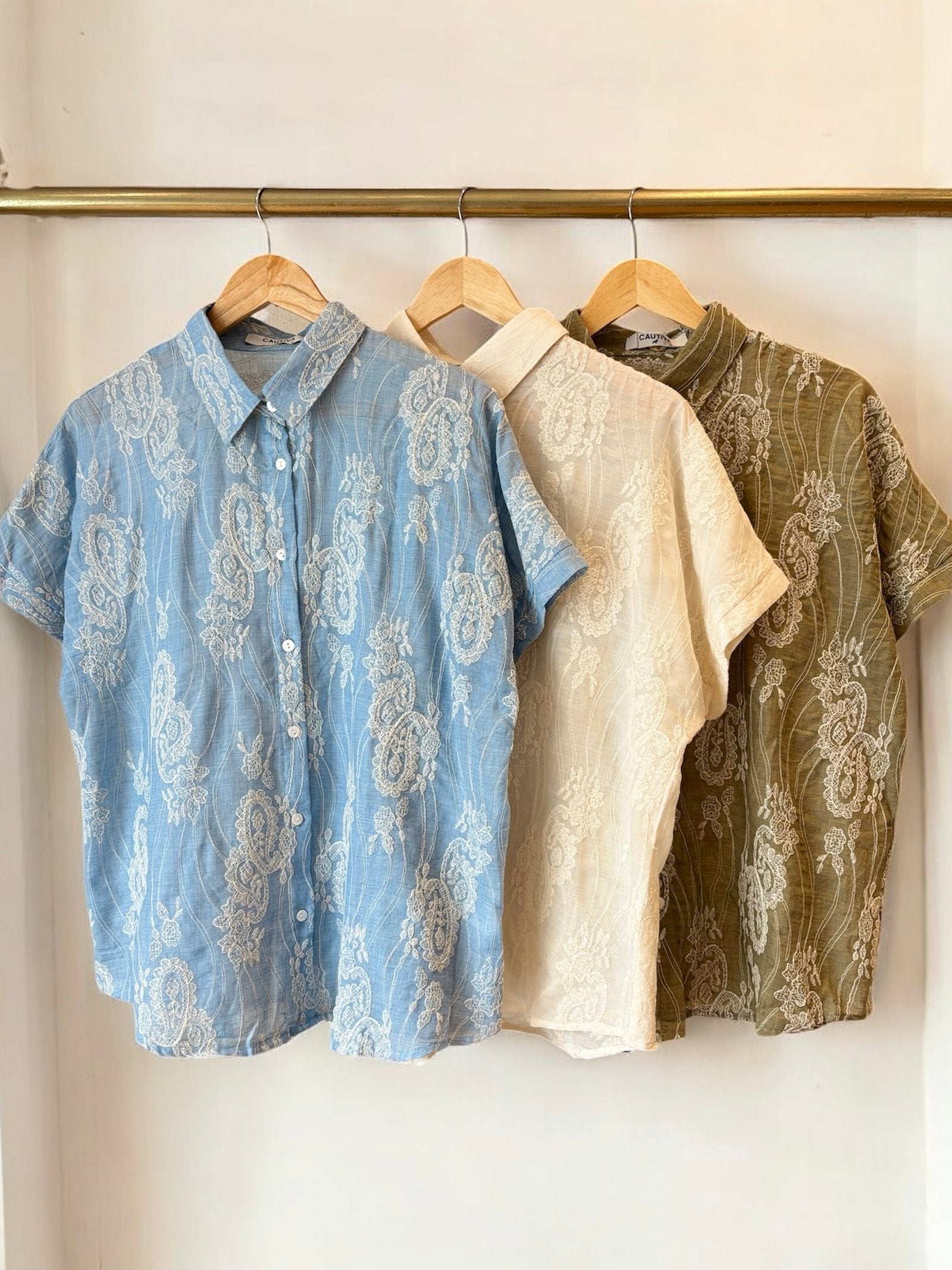 Camisa Victoria con estampado de paisley y manga corta