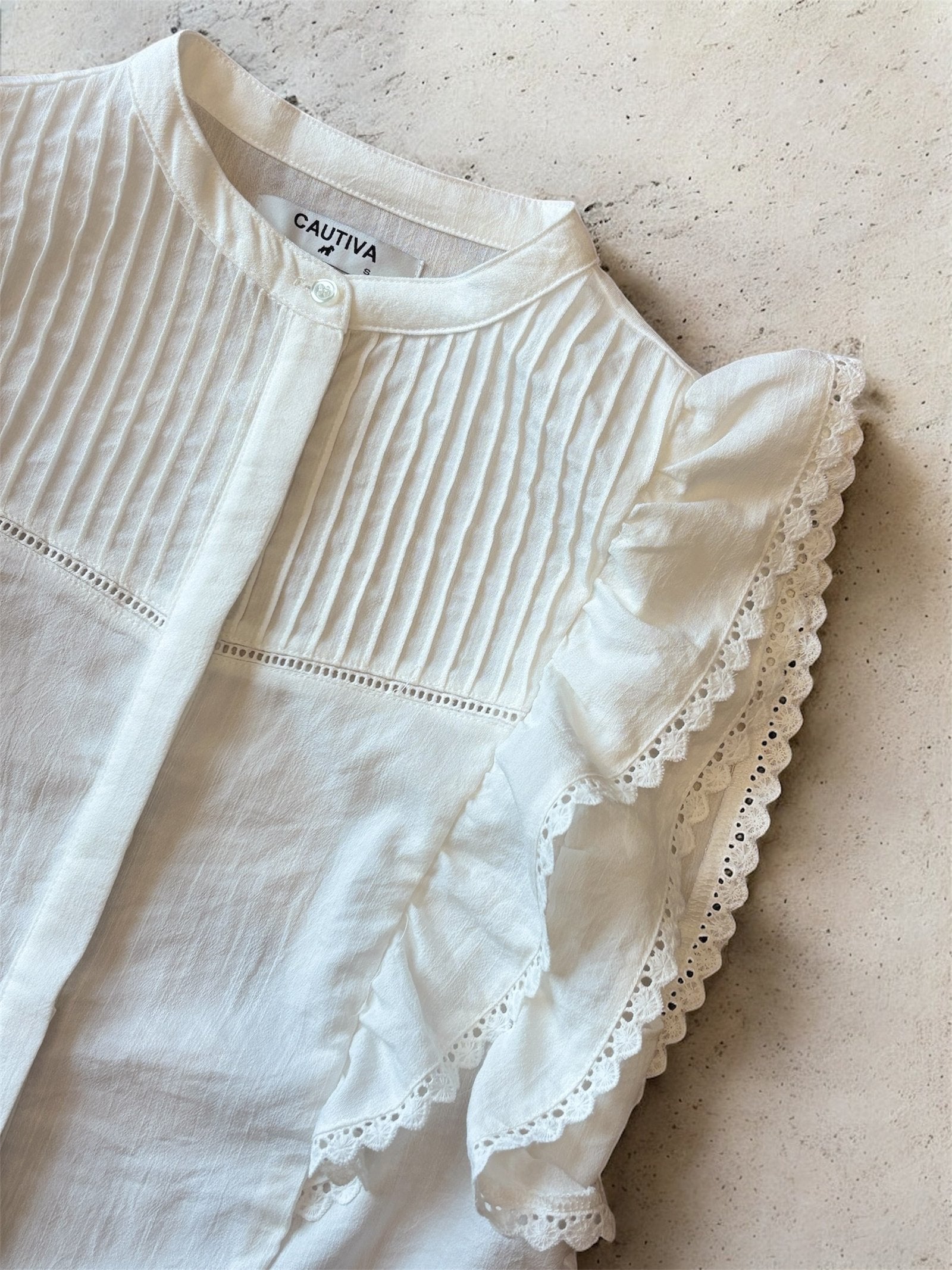 Camisa blanca acanalada con manga corta y encaje en borde