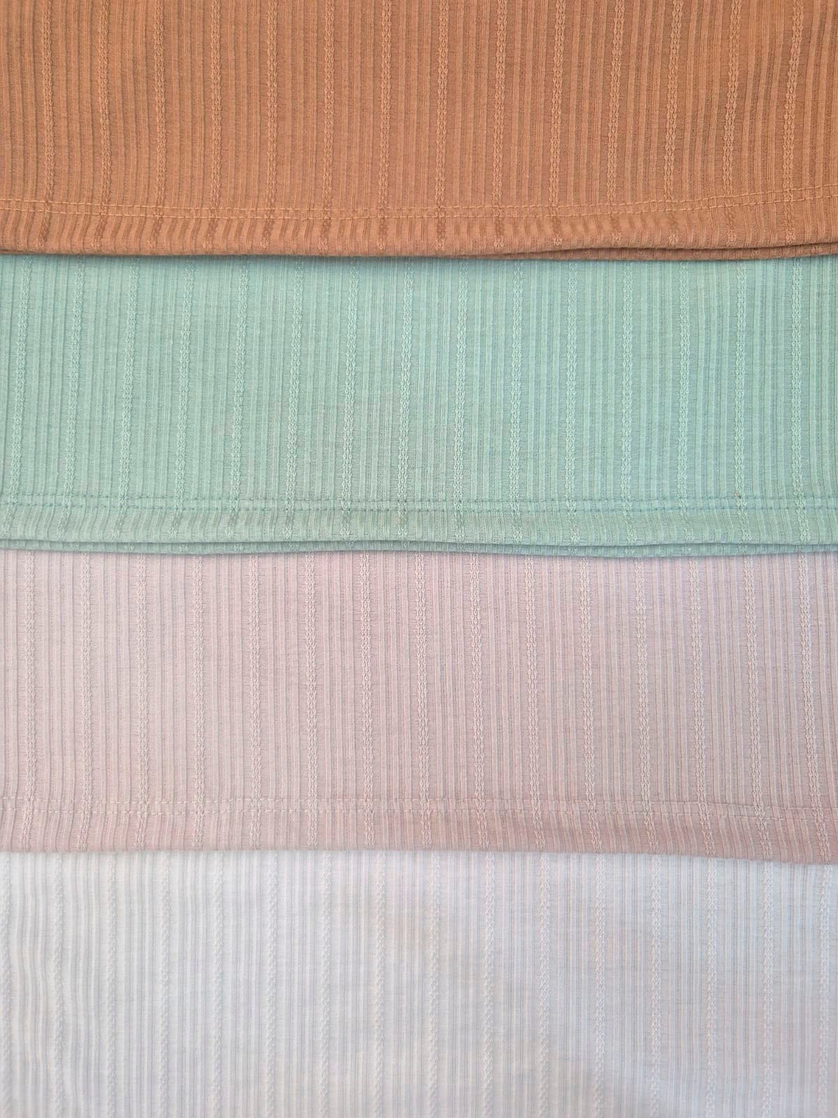 Remera acanalada en tonos terracota, verde menta, rosa y blanco