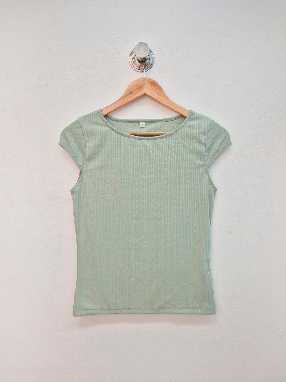Remera verde salvia acanalada con cuello redondo y manga corta