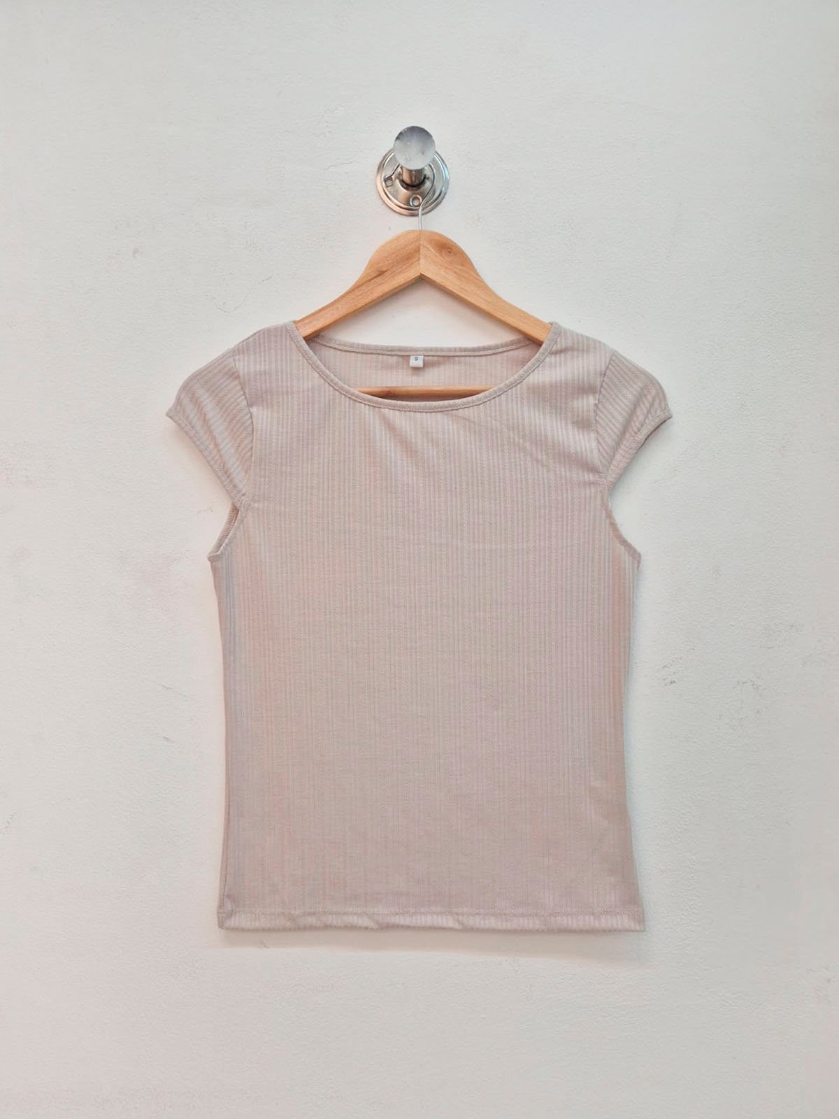 Remera beige acanalada de manga corta y cuello redondo