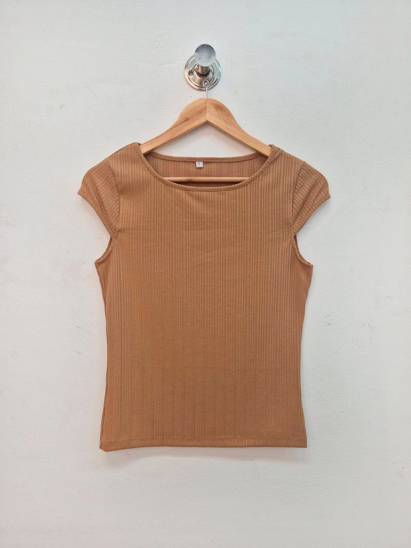 Remera acanalada marrón claro de manga corta y cuello redondo