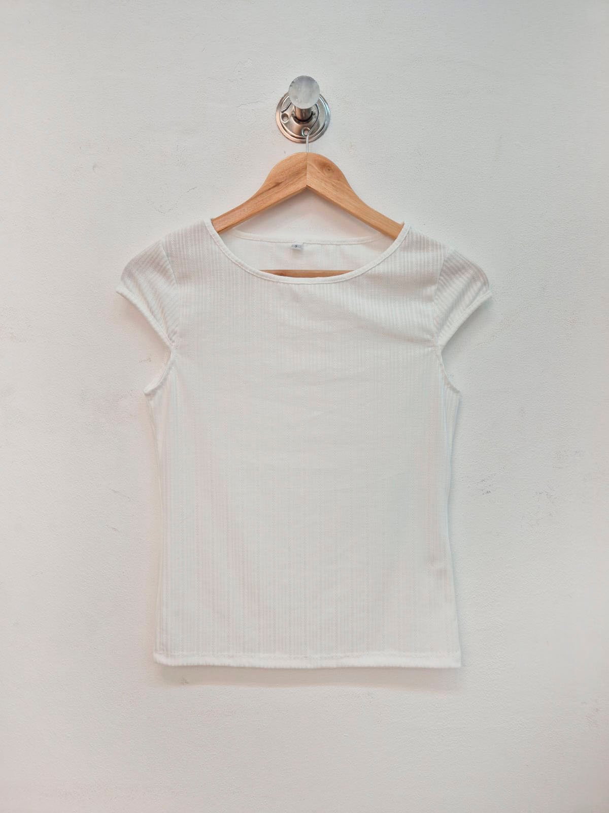 Remera blanca acanalada de manga corta y cuello redondo