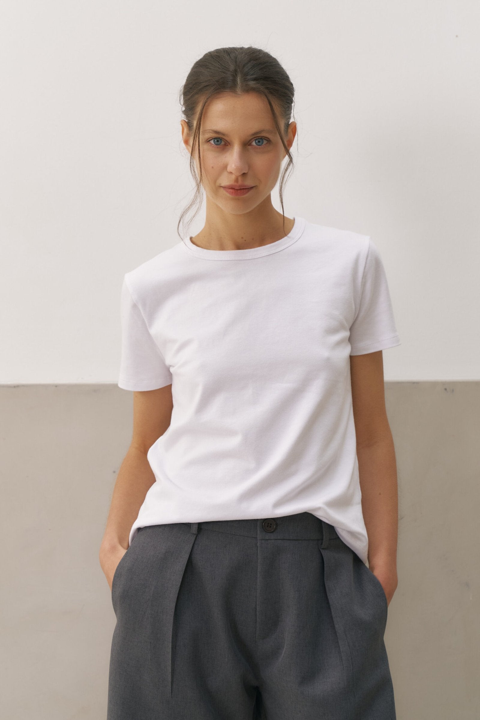 Remera blanca de algodón con cuello redondo y manga corta