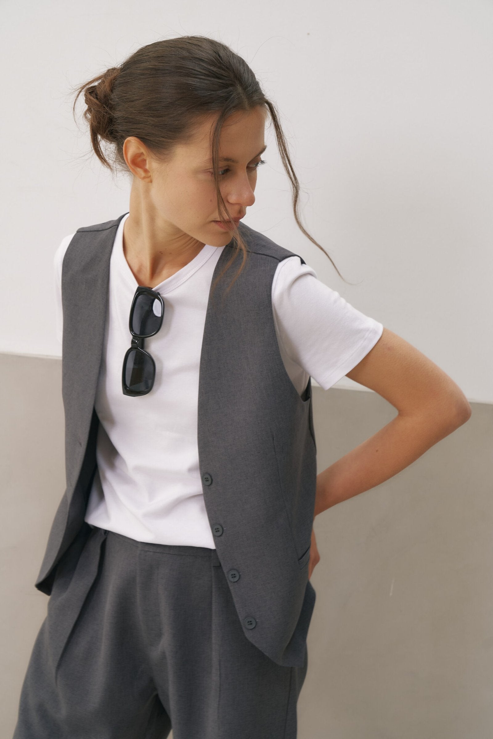 Remera blanca de algodón con cuello redondo y manga corta