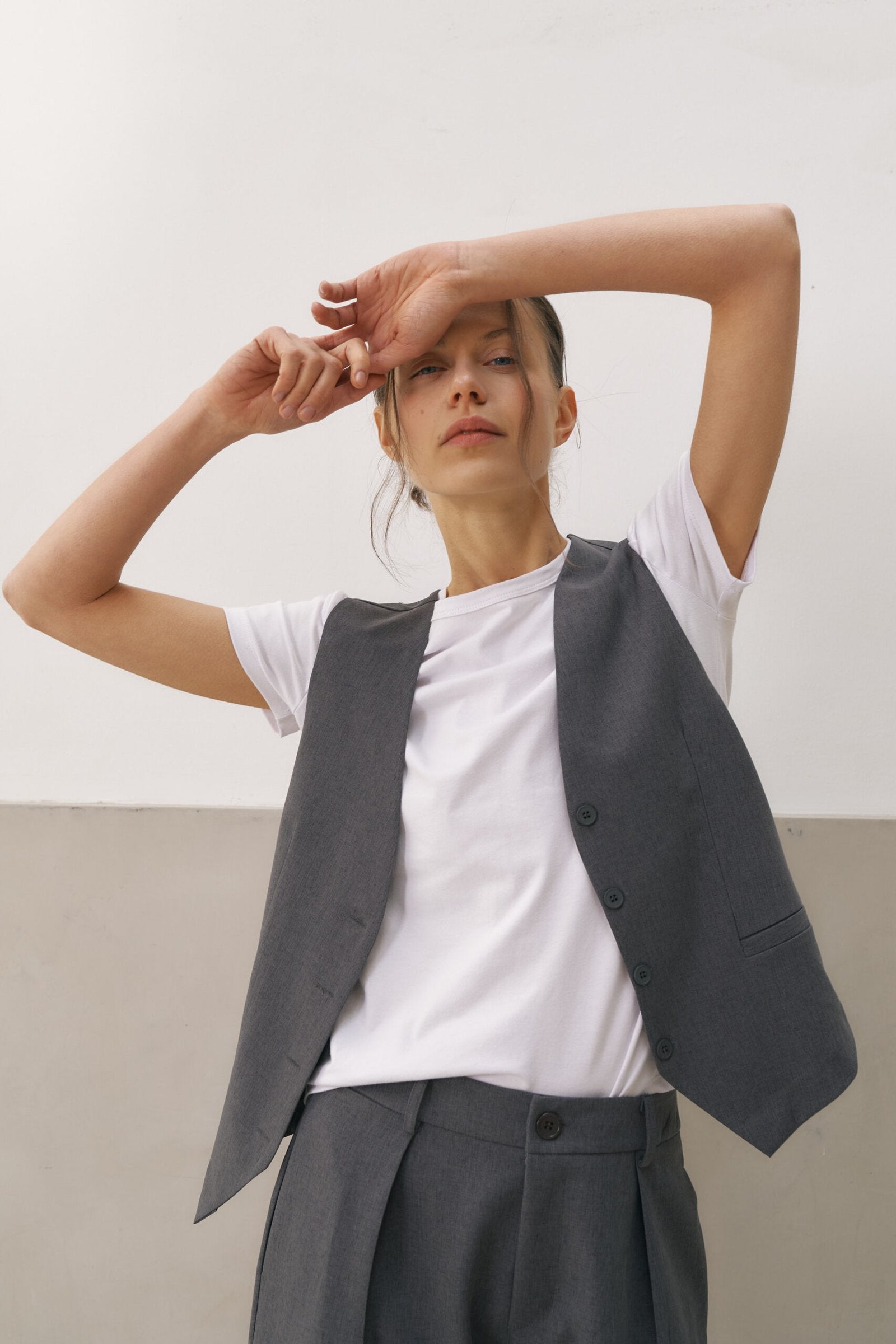 Remera blanca de algodón con cuello redondo y manga corta