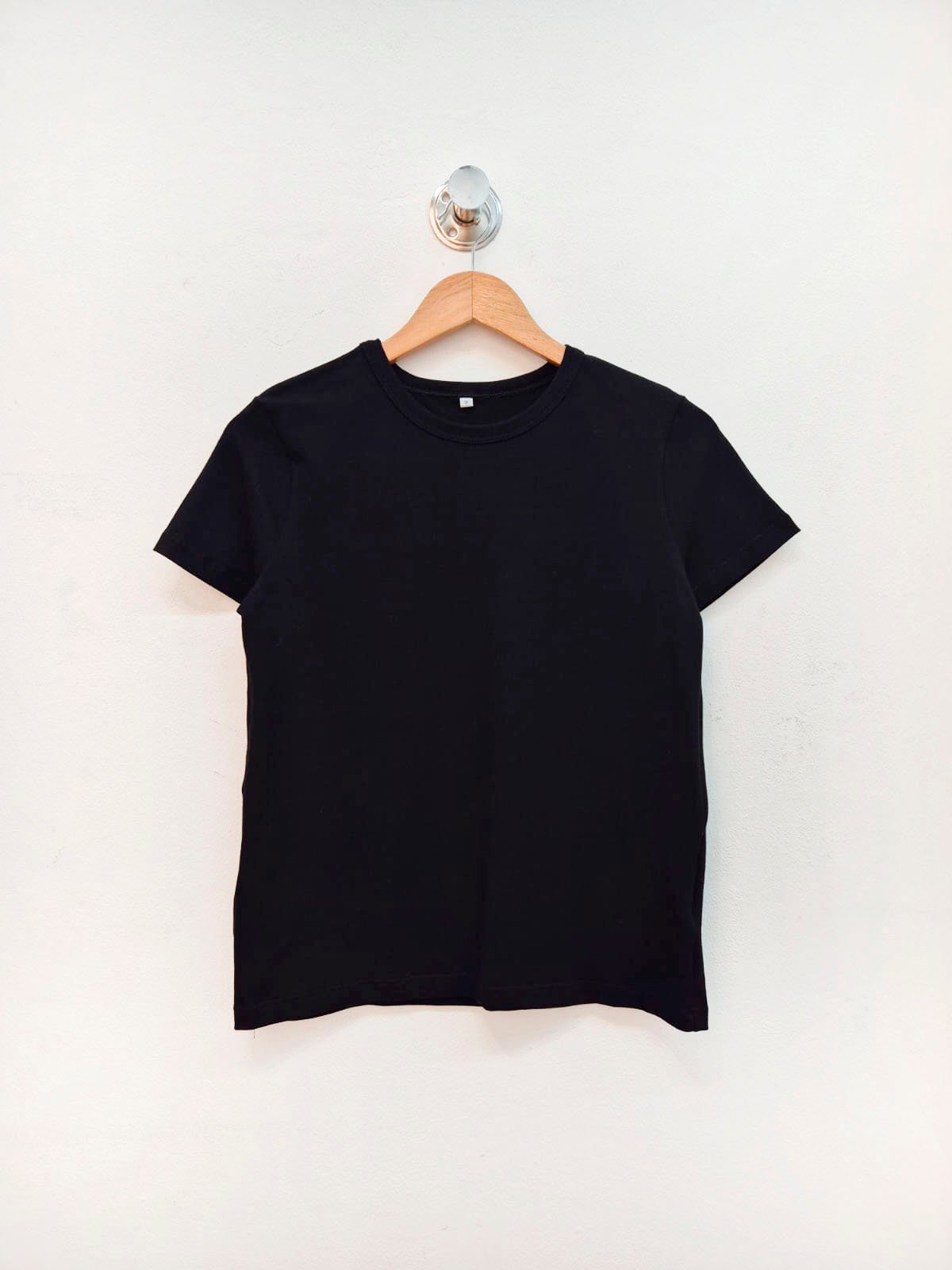 Remera negra lisa de algodón con cuello redondo y manga corta