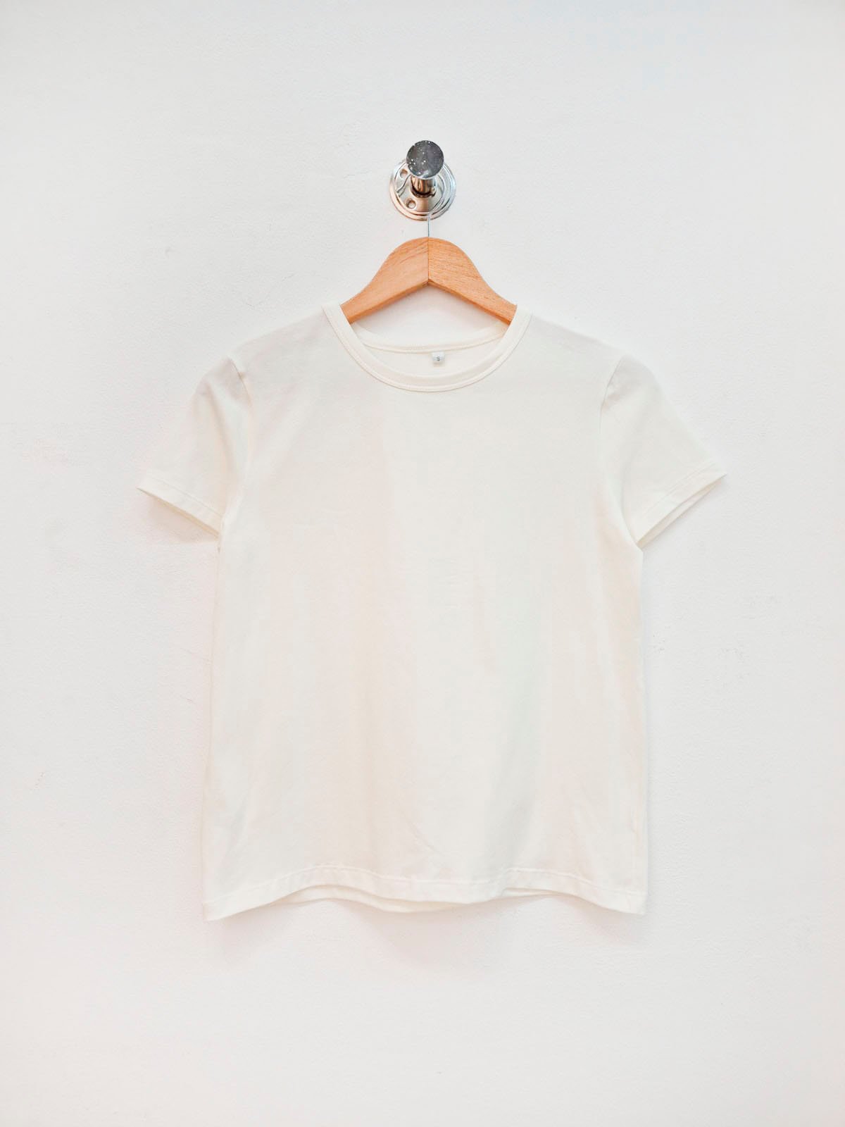 Remera blanca de algodón con cuello redondo y manga corta