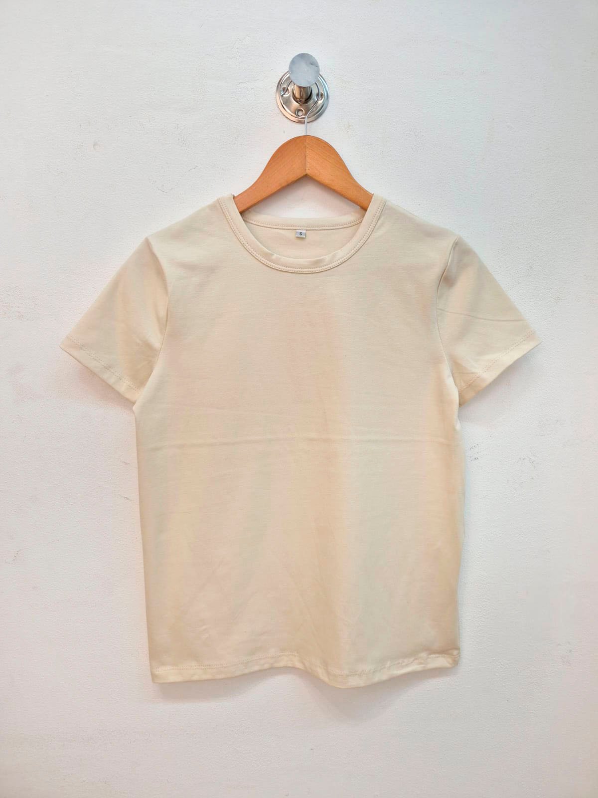 Remera beige de algodón con cuello redondo y manga corta