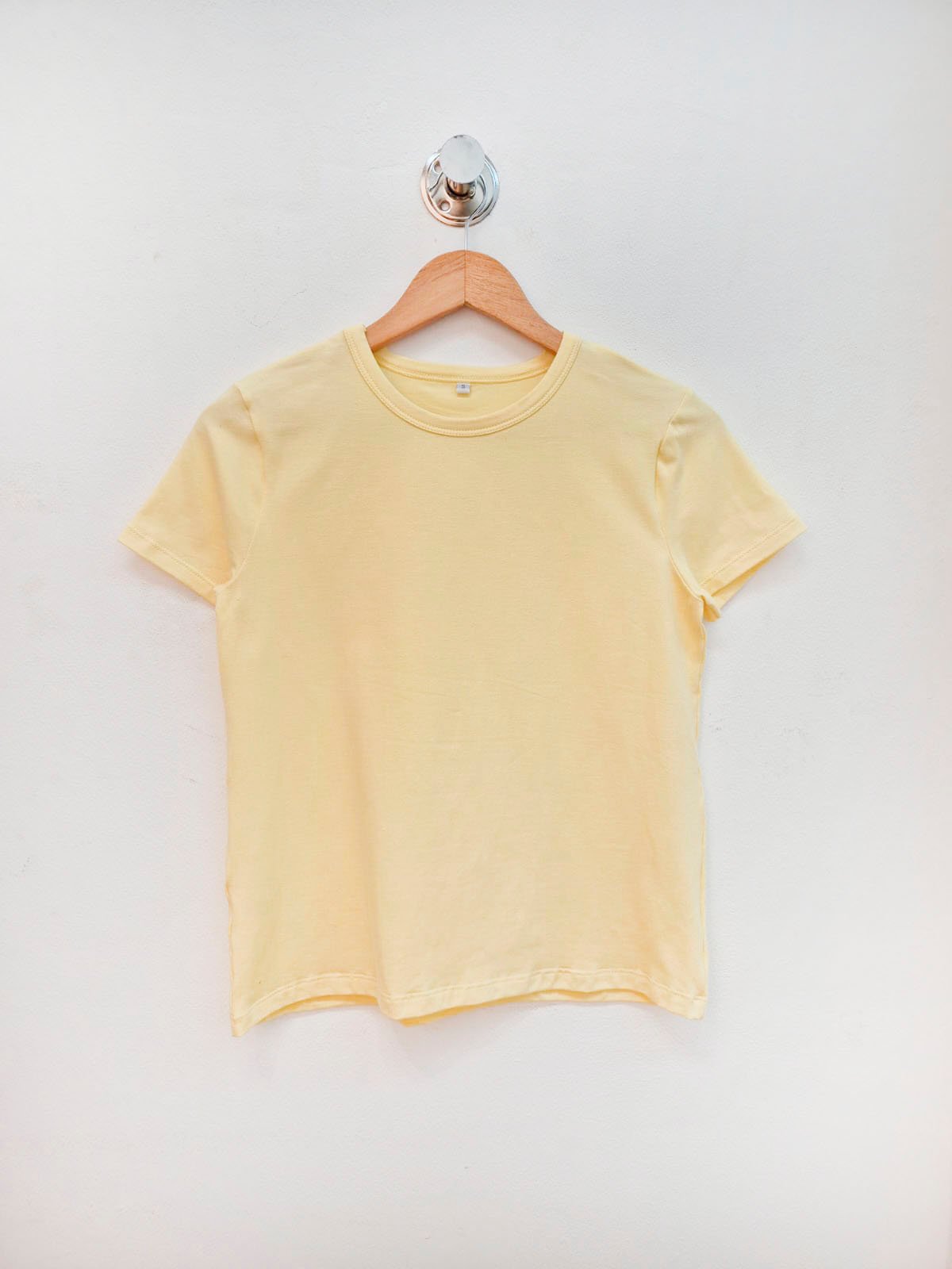 Remera amarillo pastel de algodón con cuello redondo y manga corta