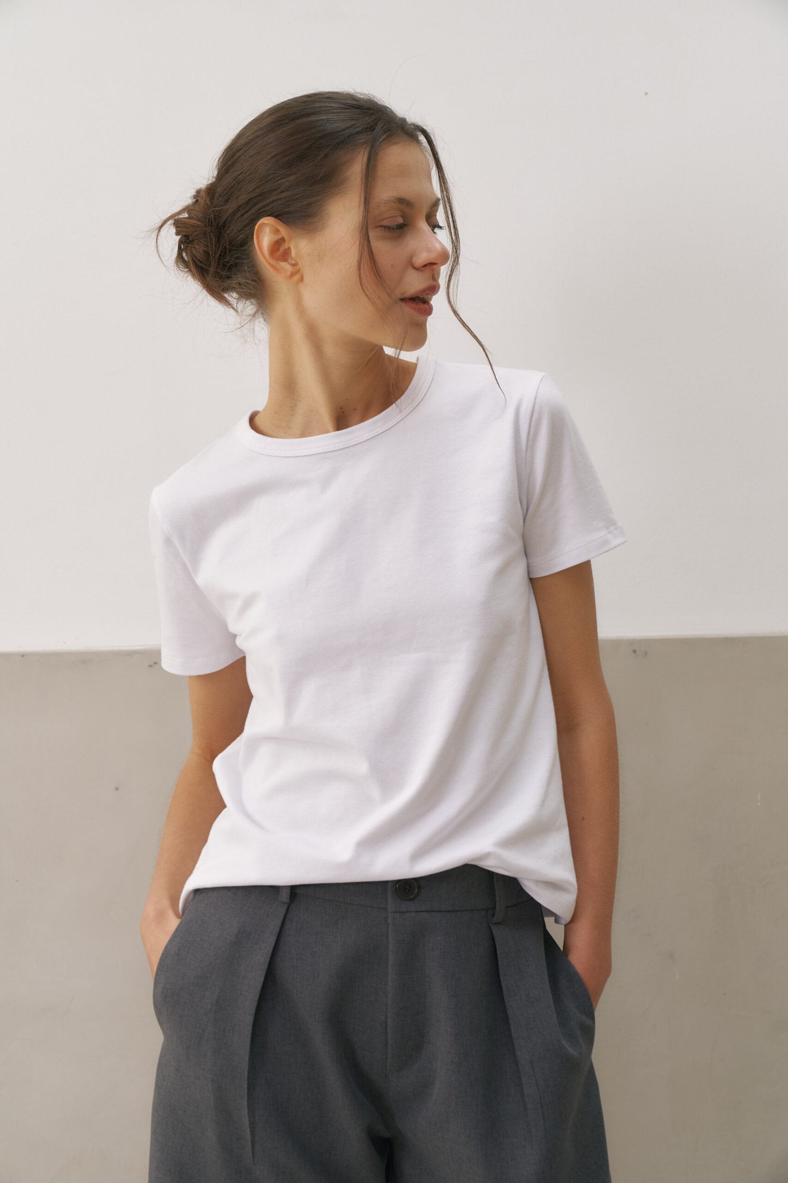 Remera blanca de algodón con cuello redondo y manga corta