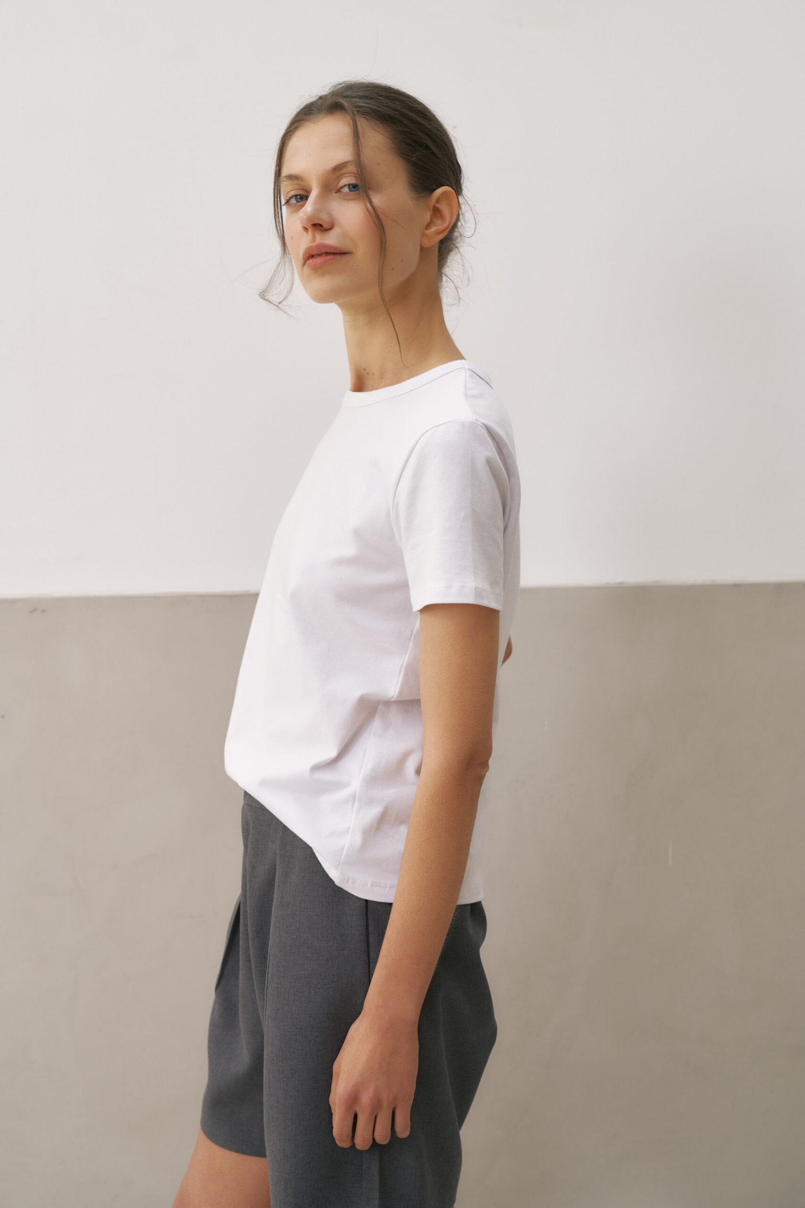 Remera blanca de algodón con cuello redondo y manga corta