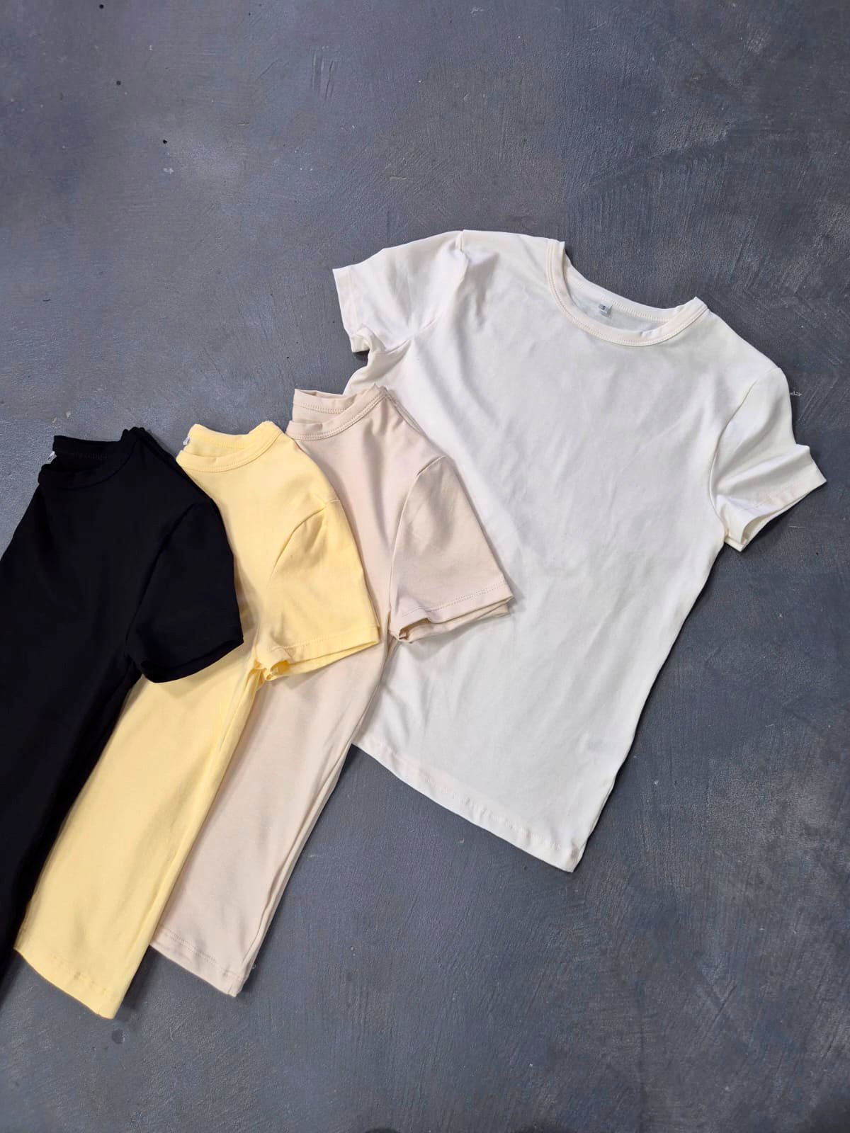 Remera de algodón con cuello redondo y manga corta en blanco
