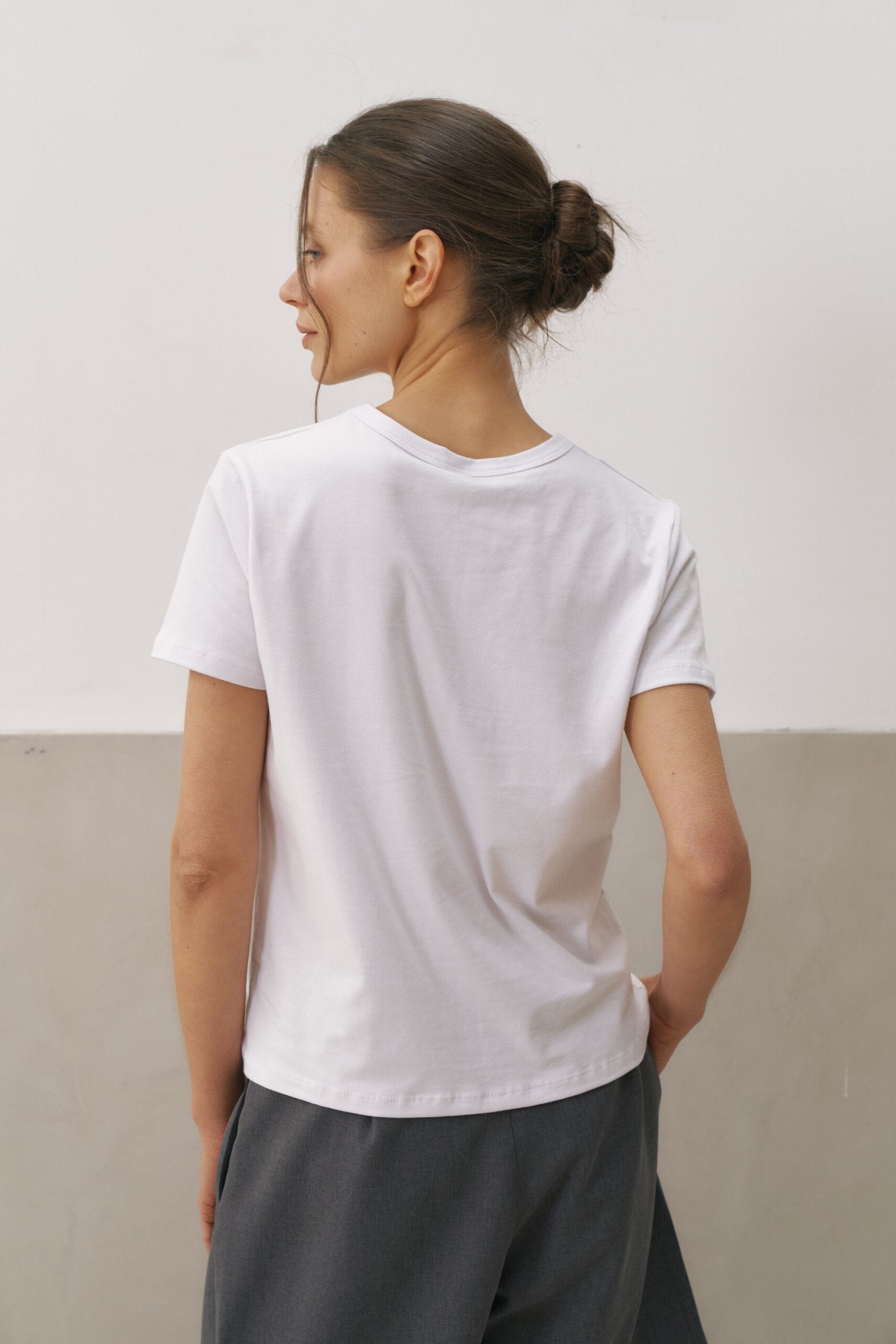 Remera blanca de algodón con cuello redondo y manga corta