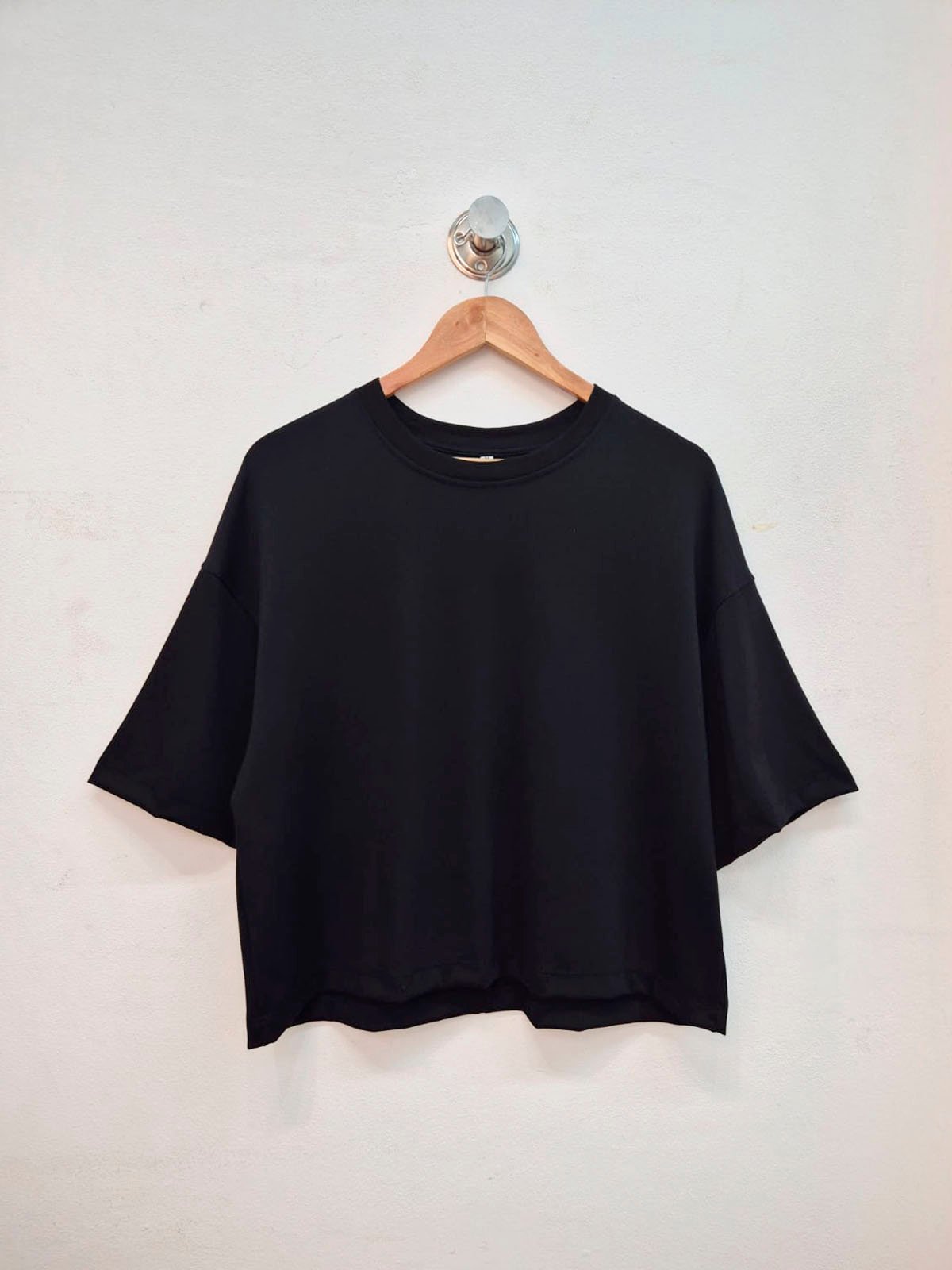 Remera negra oversize de algodón con cuello redondo y manga corta