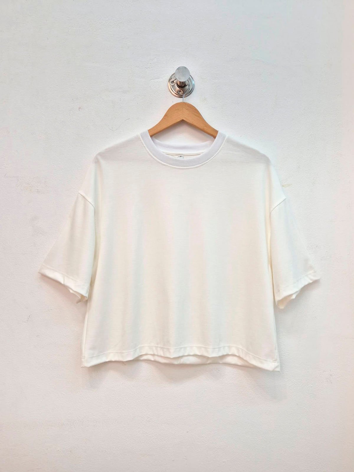 Remera crema de algodón con cuello redondo y manga corta