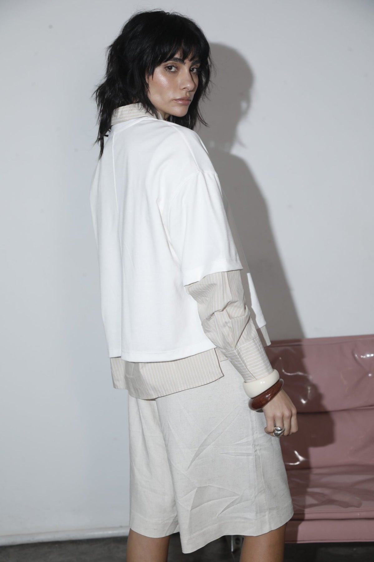 Remera blanca oversize con puños acanalados y largo medio