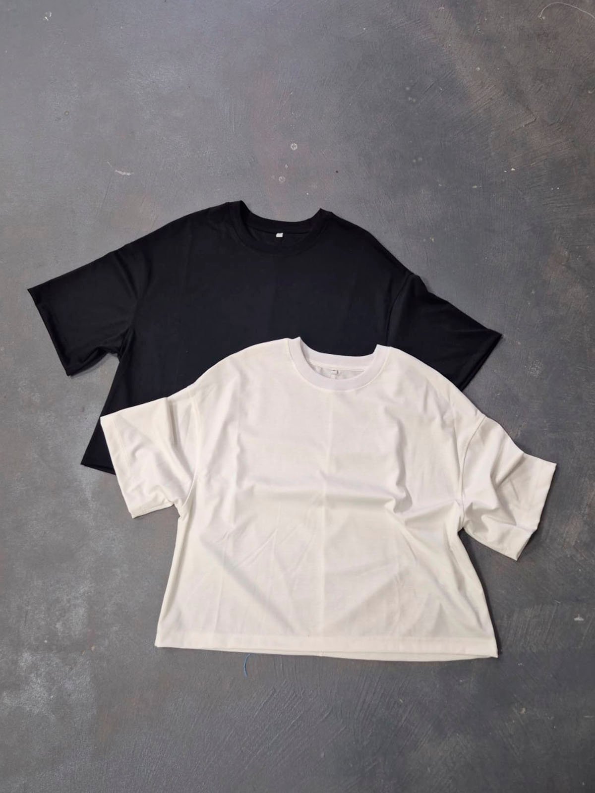 Remera de algodón crudo con cuello redondo y manga corta