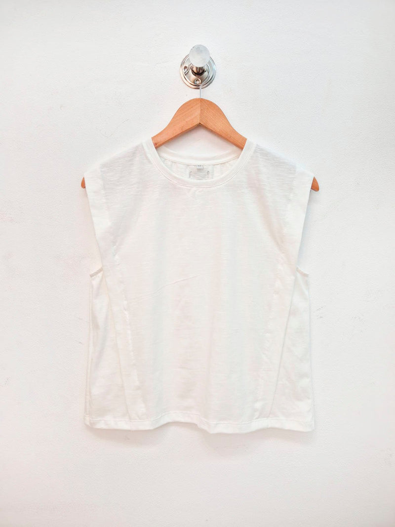 Remera blanca de algodón con cuello redondo y manga sisa
