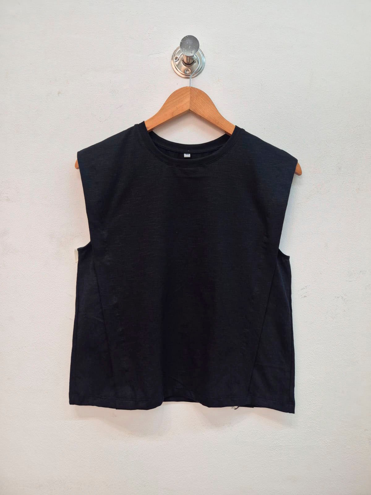 Remera negra sin mangas de algodón con cuello redondo