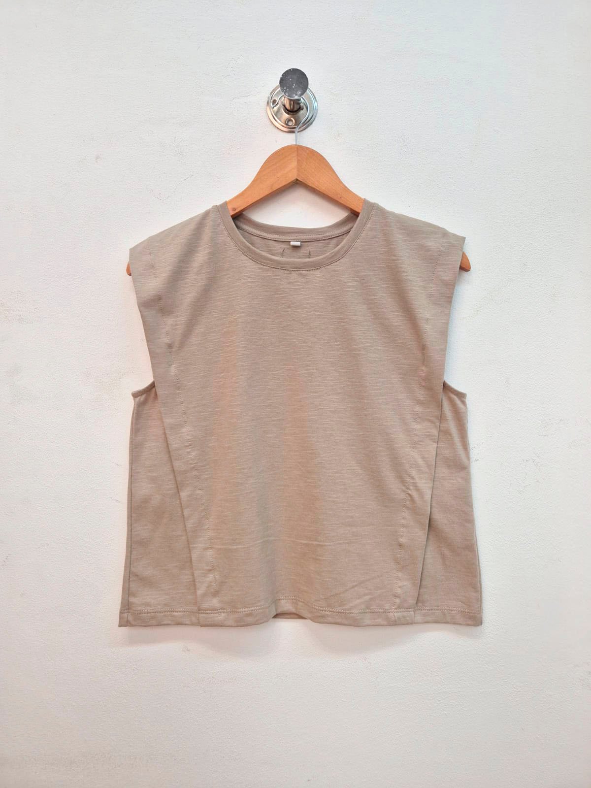 Remera beige sin mangas de algodón con cuello redondo