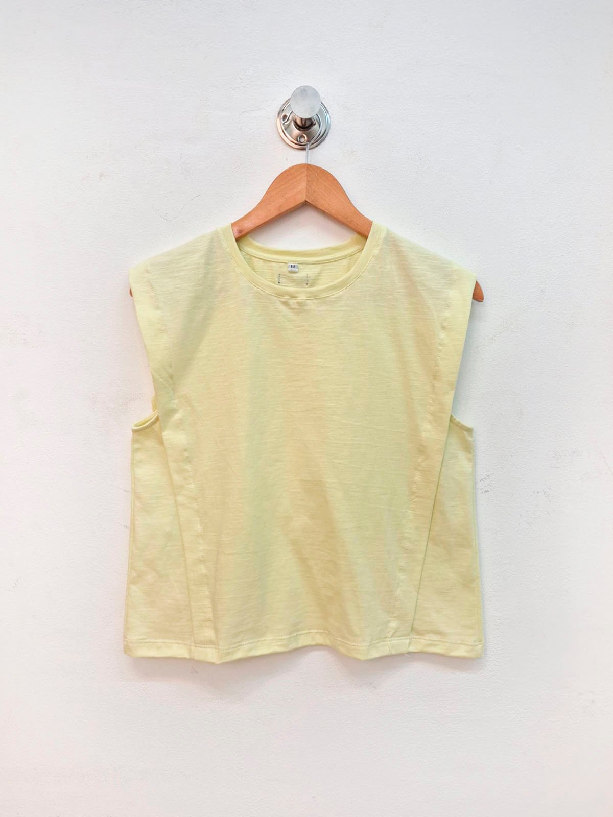 Remera amarillo pálido de algodón con cuello redondo sin mangas