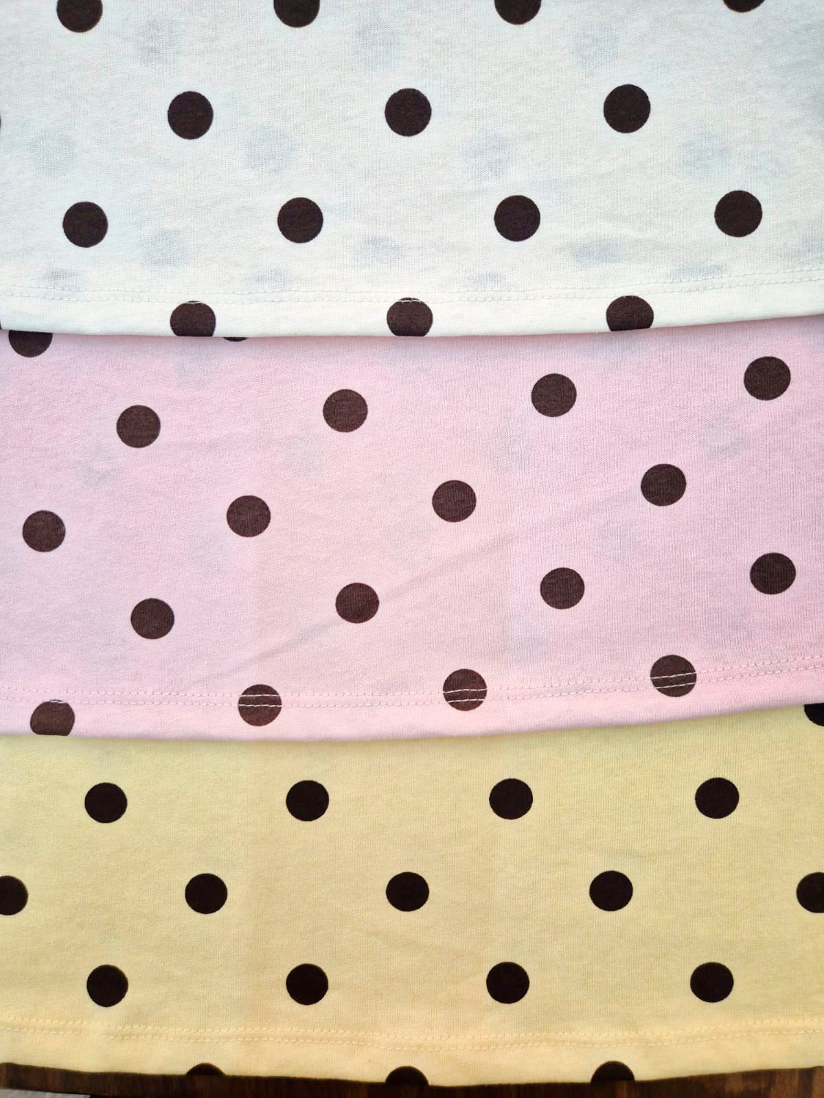 Remera con lunares marrones en blanco, rosa y amarillo