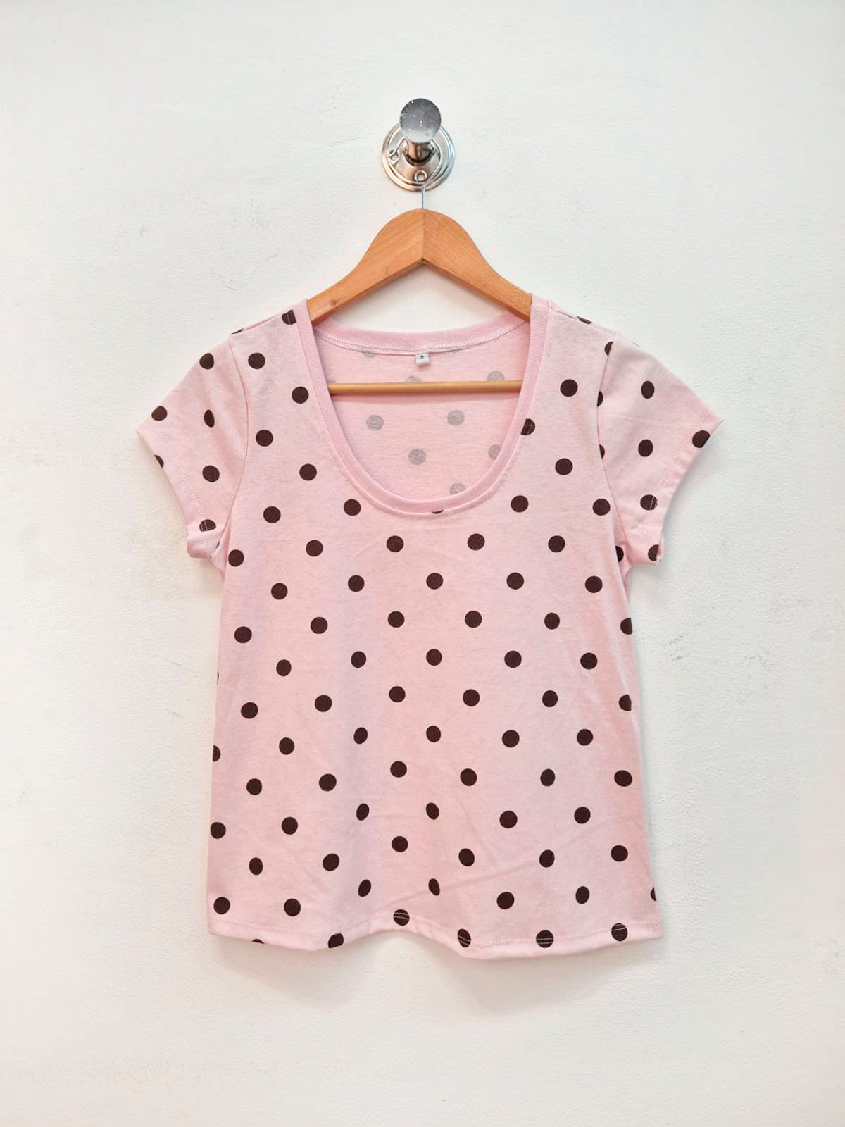Remera rosa con lunares marrones y cuello redondo manga corta