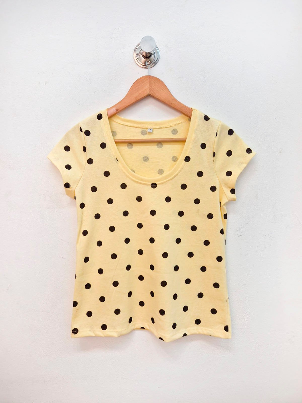 Remera amarilla con lunares negros y cuello redondo manga corta