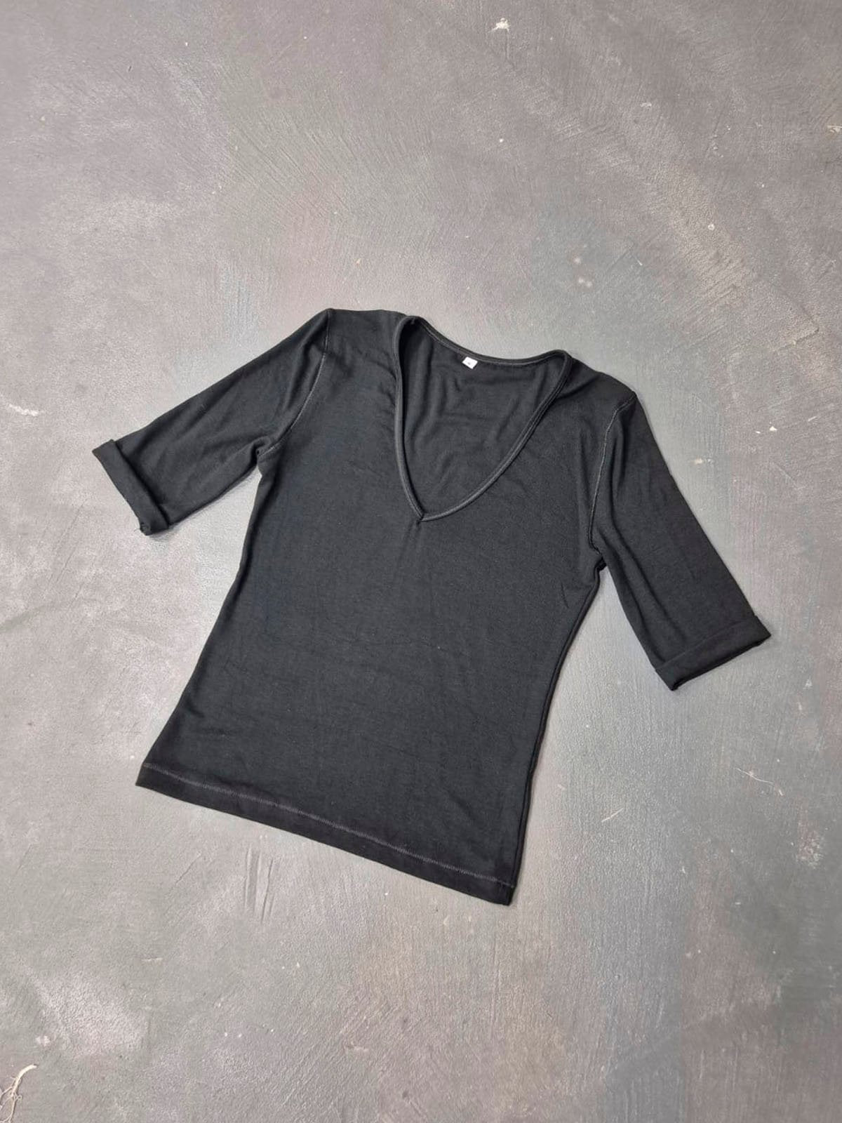 Remera negra de manga tres cuartos con escote en V