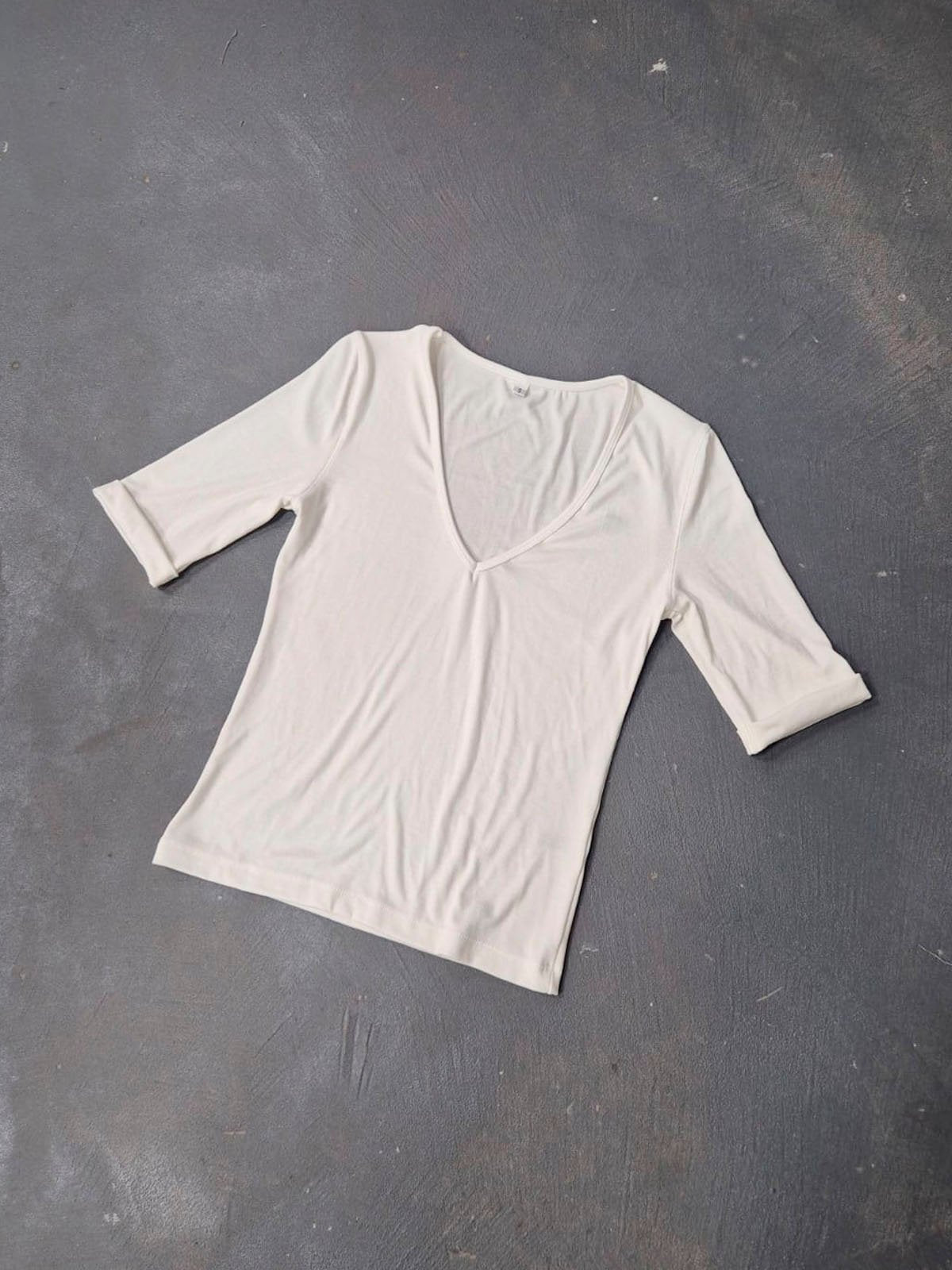 Remera blanca de algodón con escote en V y manga tres cuartos