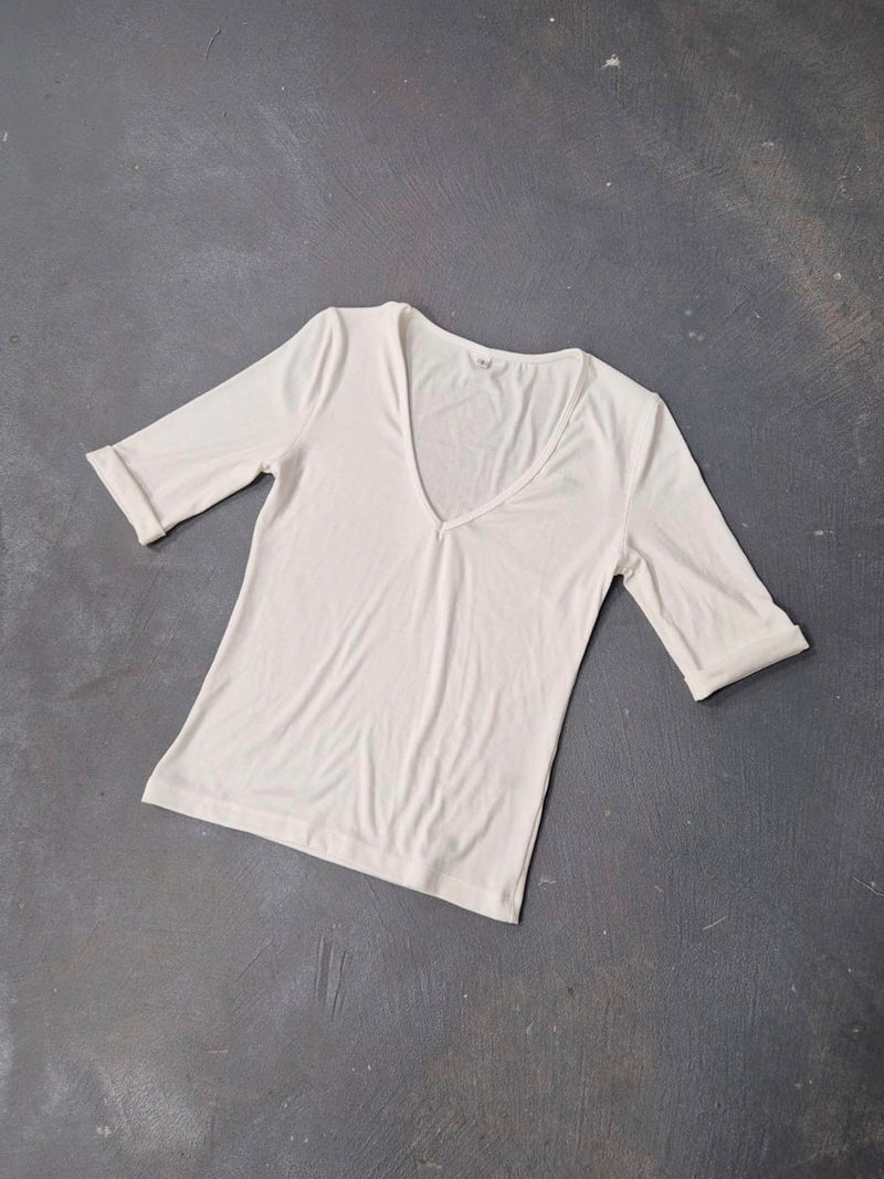 Remera blanca de algodón con escote en V y manga tres cuartos