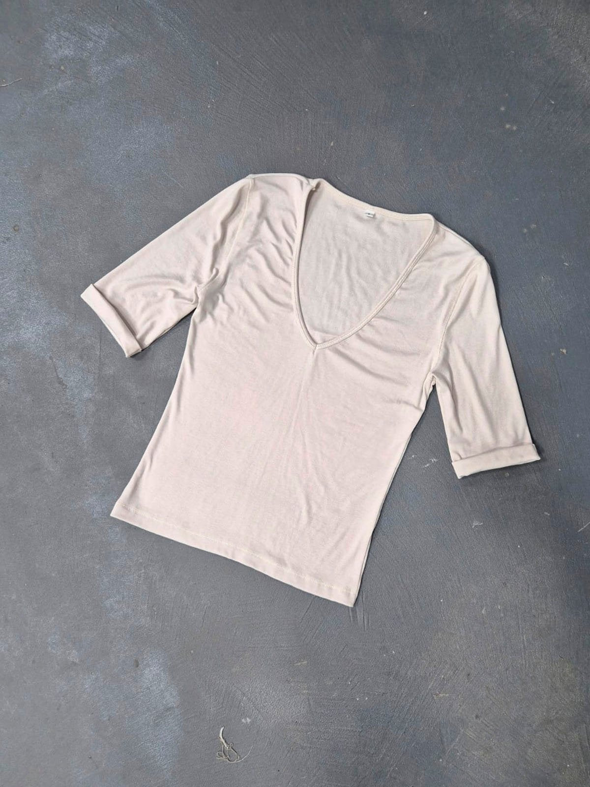 Remera beige de algodón con escote en V y manga tres cuartos