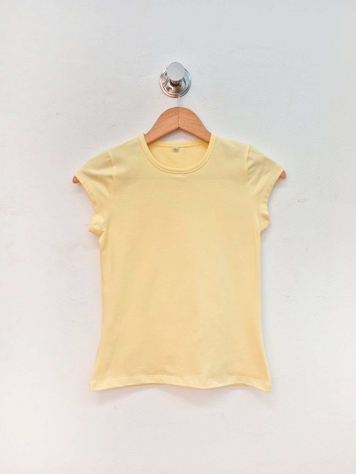 Remera amarillo pastel de algodón con cuello redondo y manga corta
