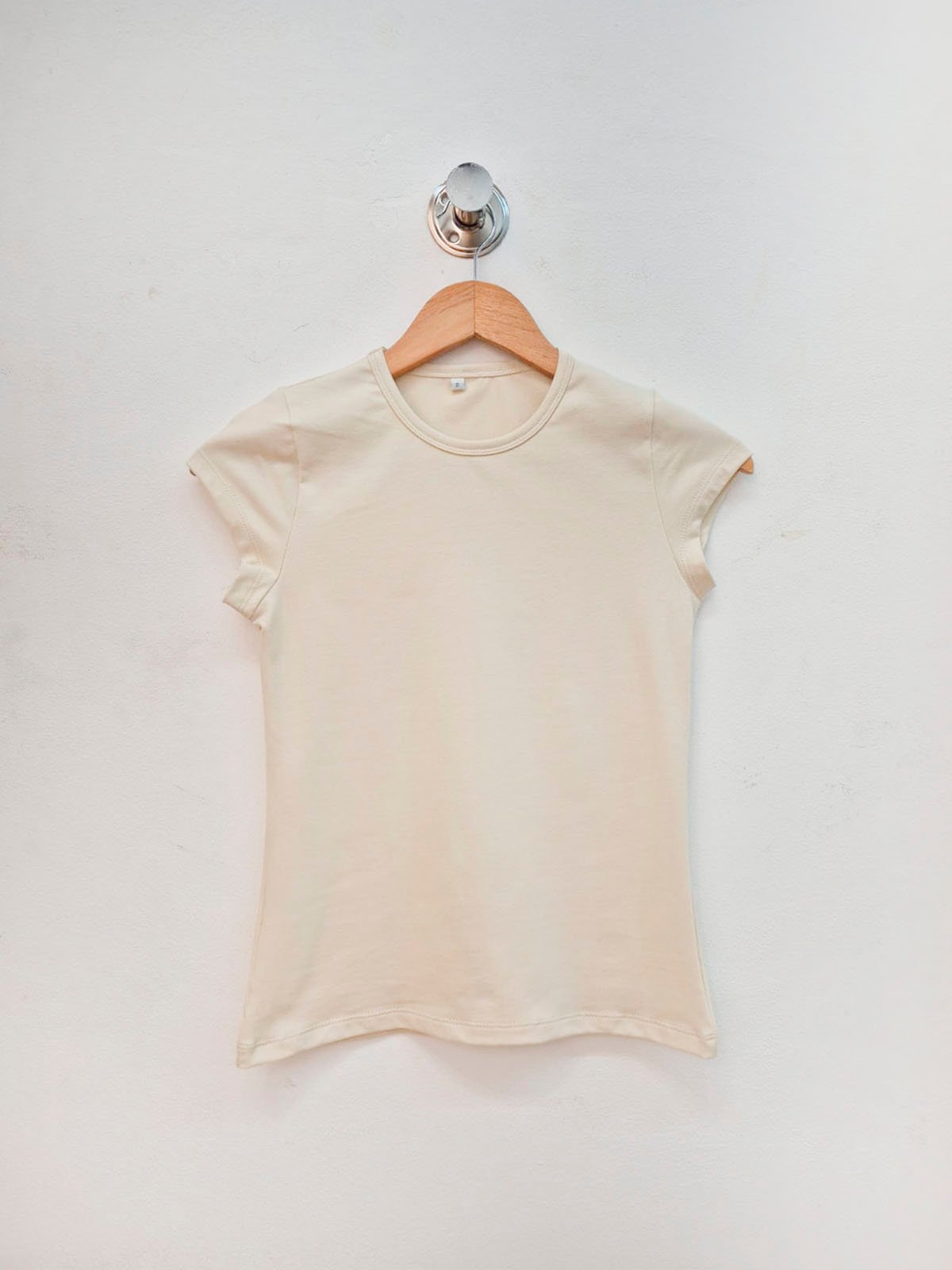 Remera beige de algodón con cuello redondo y manga corta