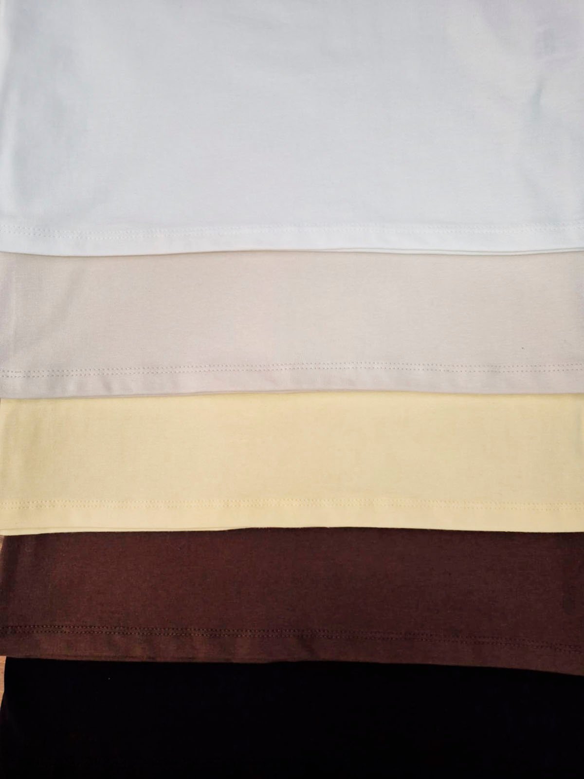 Remera lisa blanca de algodón con cuello redondo y manga corta