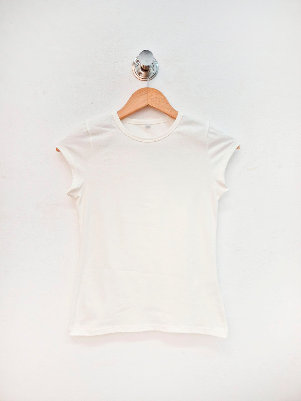 Remera blanca de manga corta con cuello redondo