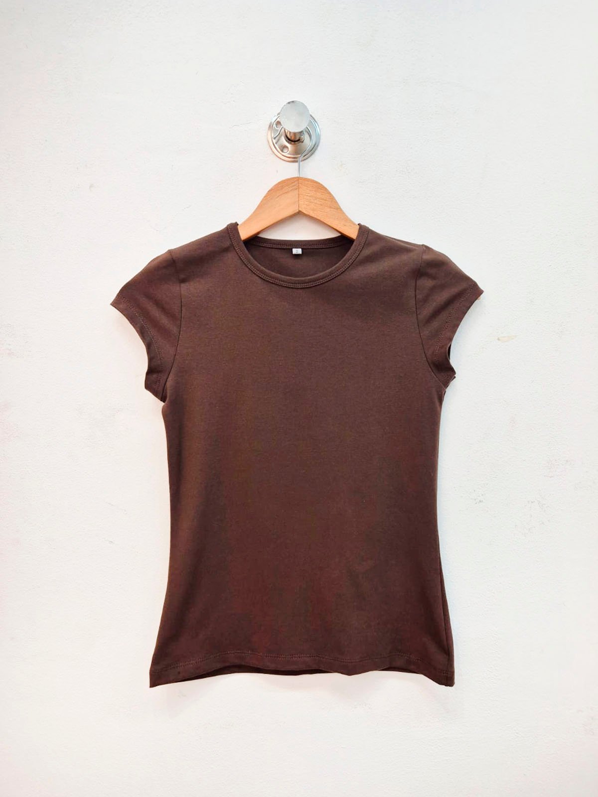 Remera marrón chocolate de algodón con cuello redondo y manga corta
