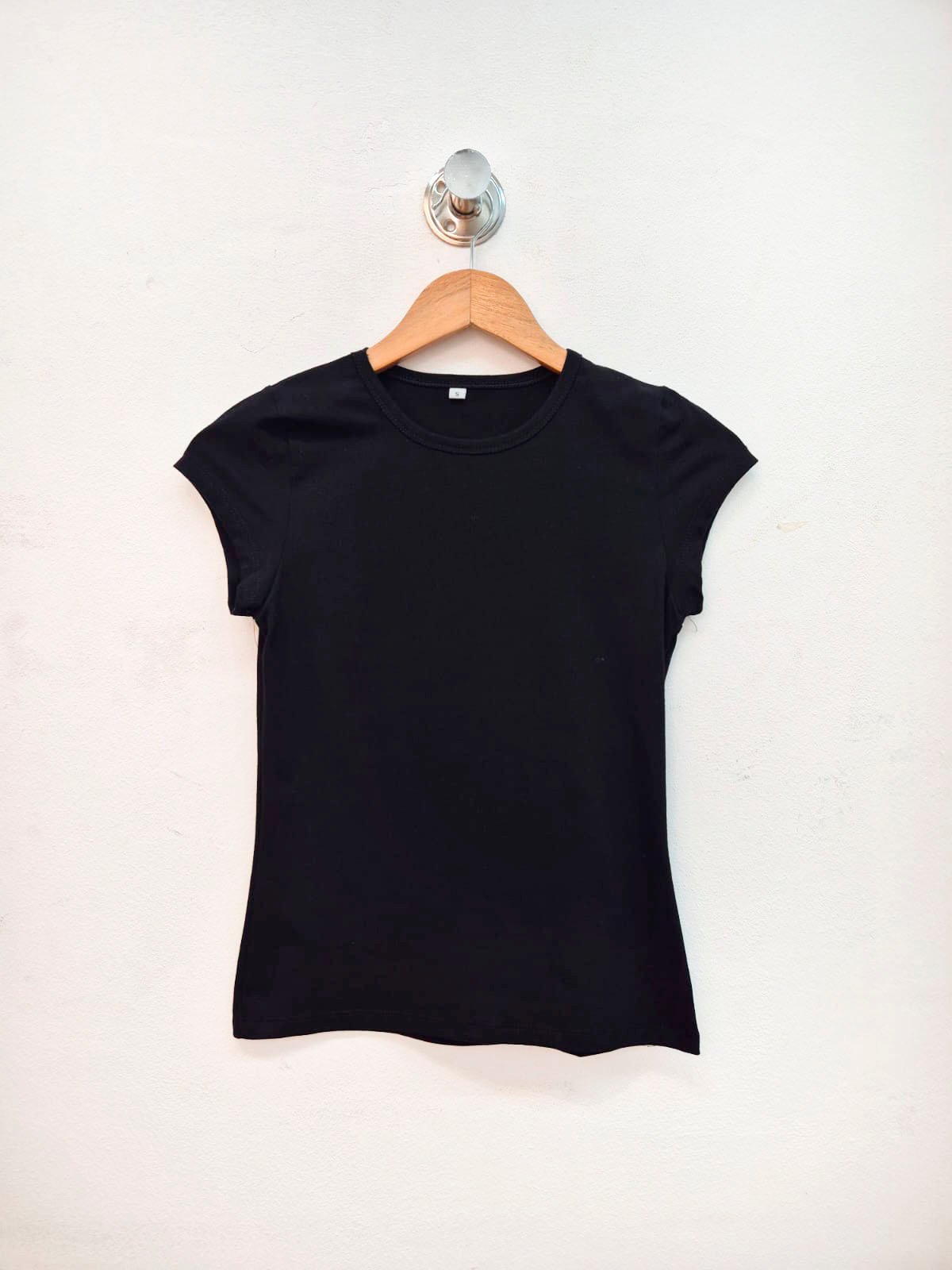 Remera negra de manga corta y cuello redondo