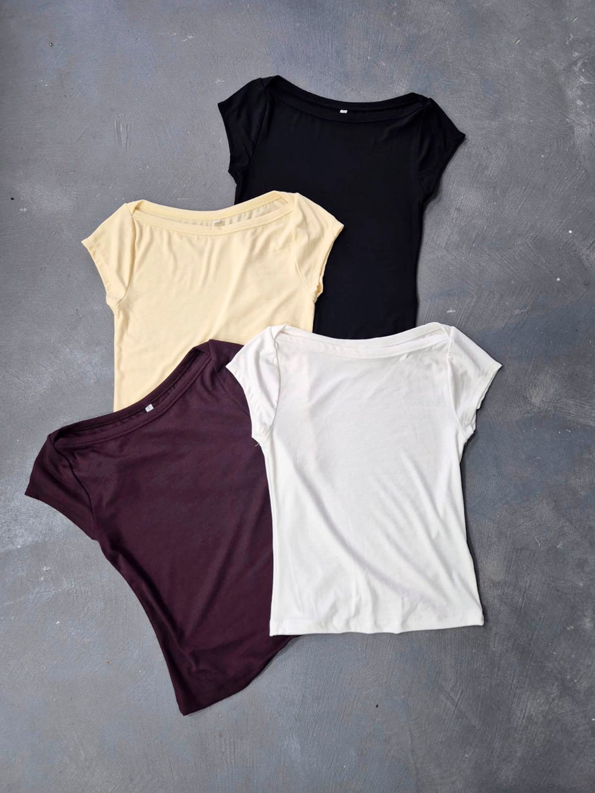 Remera manga corta cuello redondo en negro, blanco, crema y vino