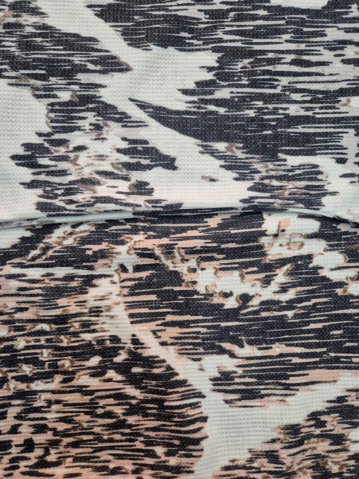 Remera Ivanna con estampado abstracto en negro, blanco y beige