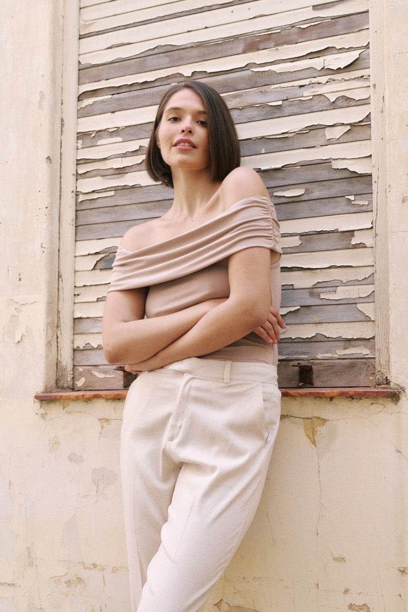 Musculosa beige con drapeado diagonal en hombro