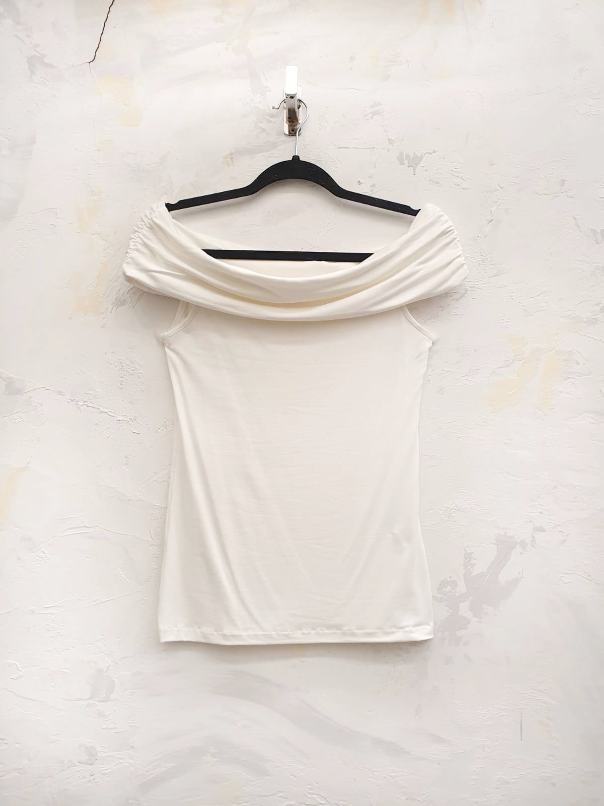 Musculosa blanca de algodón con escote bardado y sin mangas